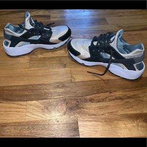 Nike Haurache women’s size 8